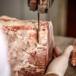 Schwerarbeitszeiten eines Metzgers in Braunau anerkannt durch Klage der Arbeiterkammer